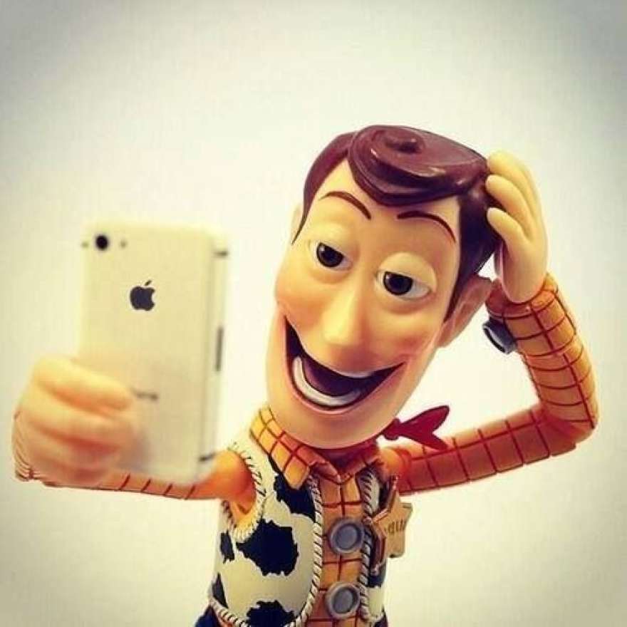 Sute de oameni din toată lumea au murit încercând să își facă selfie-ul perfect