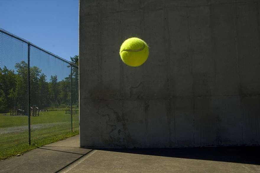 Ați jucat vreodată tenis la perete?